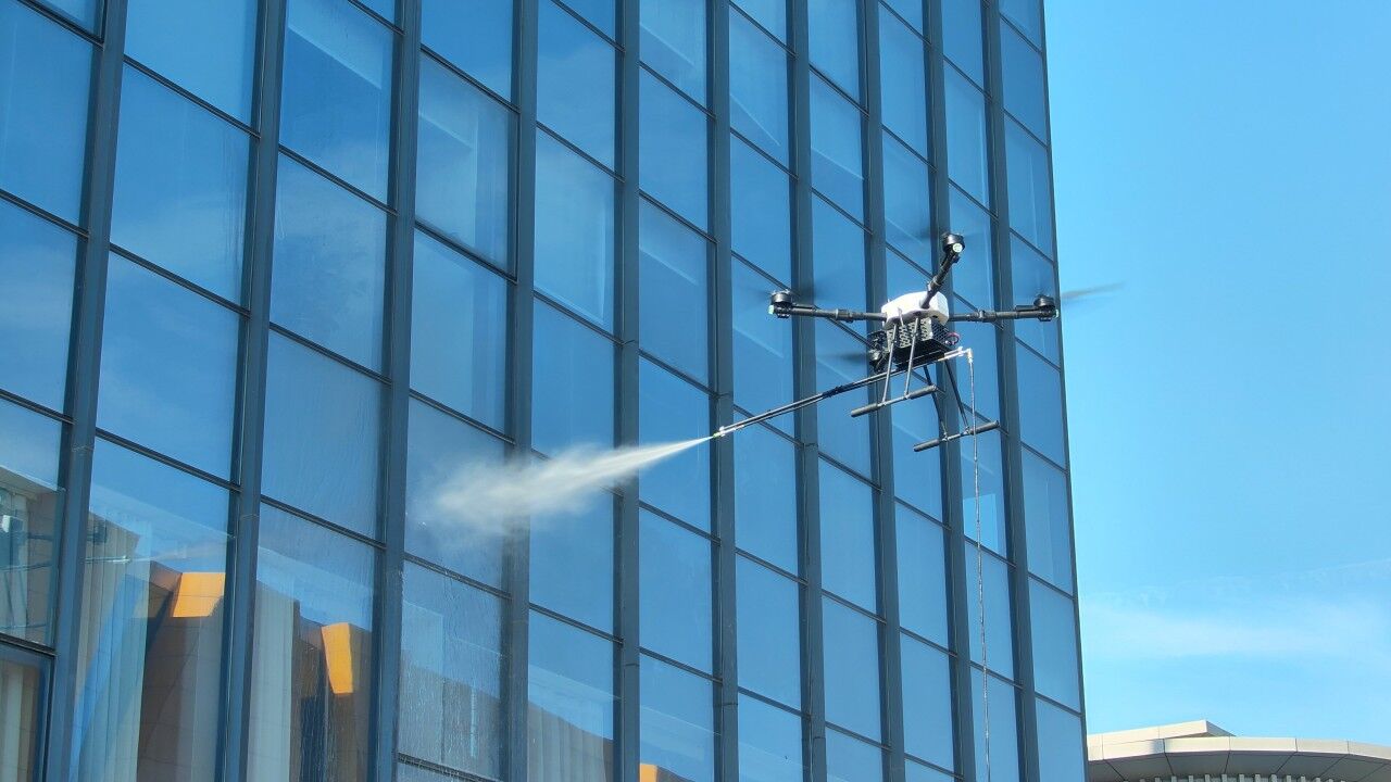 Lisbon, Cleaning, Limpeza De Janelas De Prédios Altos Com Drones