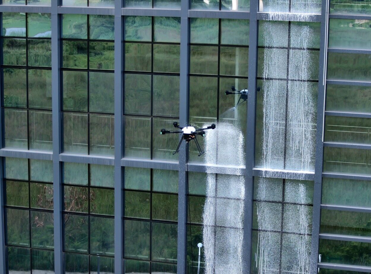 Lisbon, Cleaning, Limpeza De Janelas De Prédios Altos Com Drones