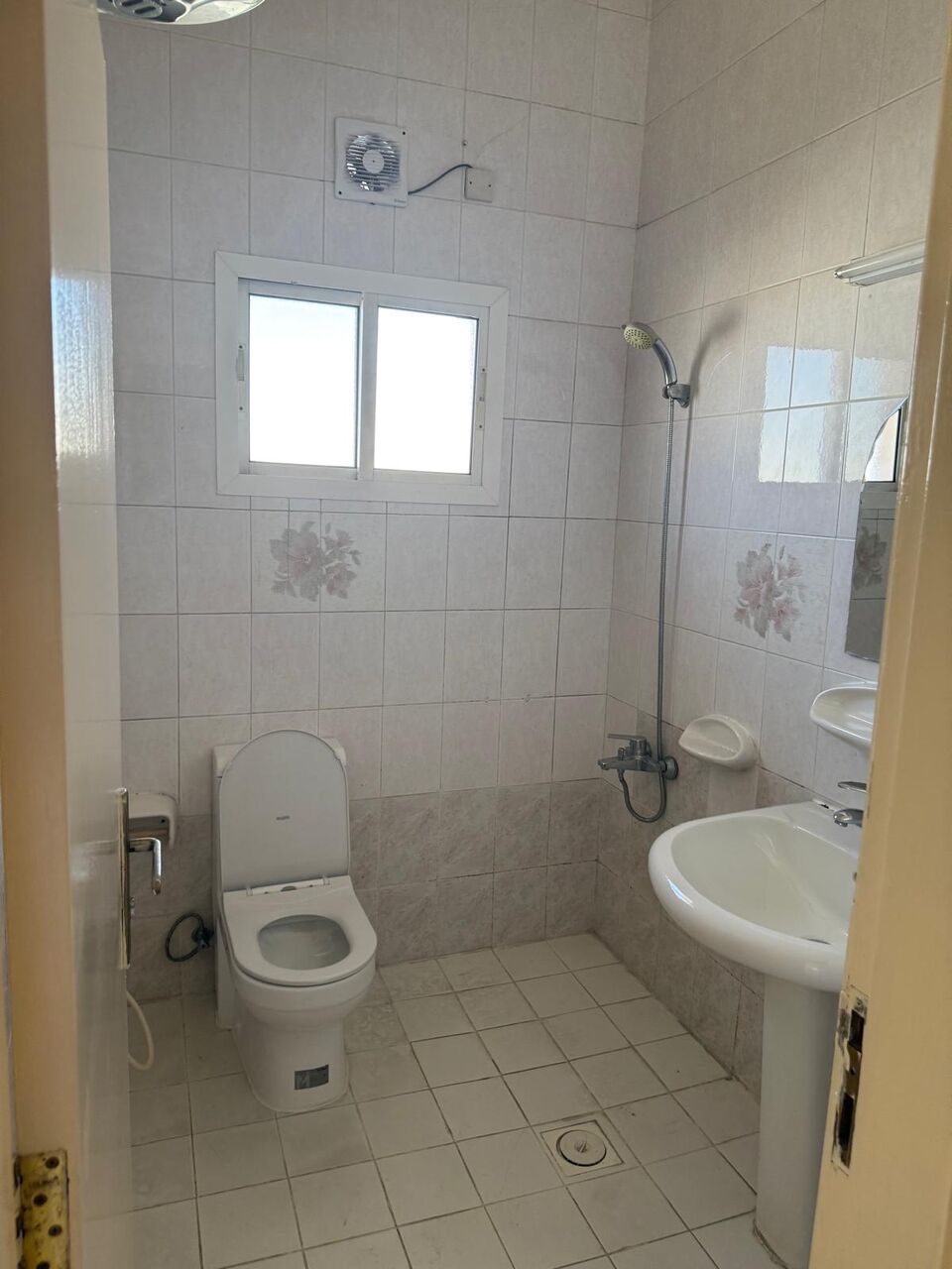 Salmaniya, Apartments, Flats, Houses & Villas, BHD 200/month,  2 BR,  2 Bedroom Unfurnished Flat For Rent Without Ewa