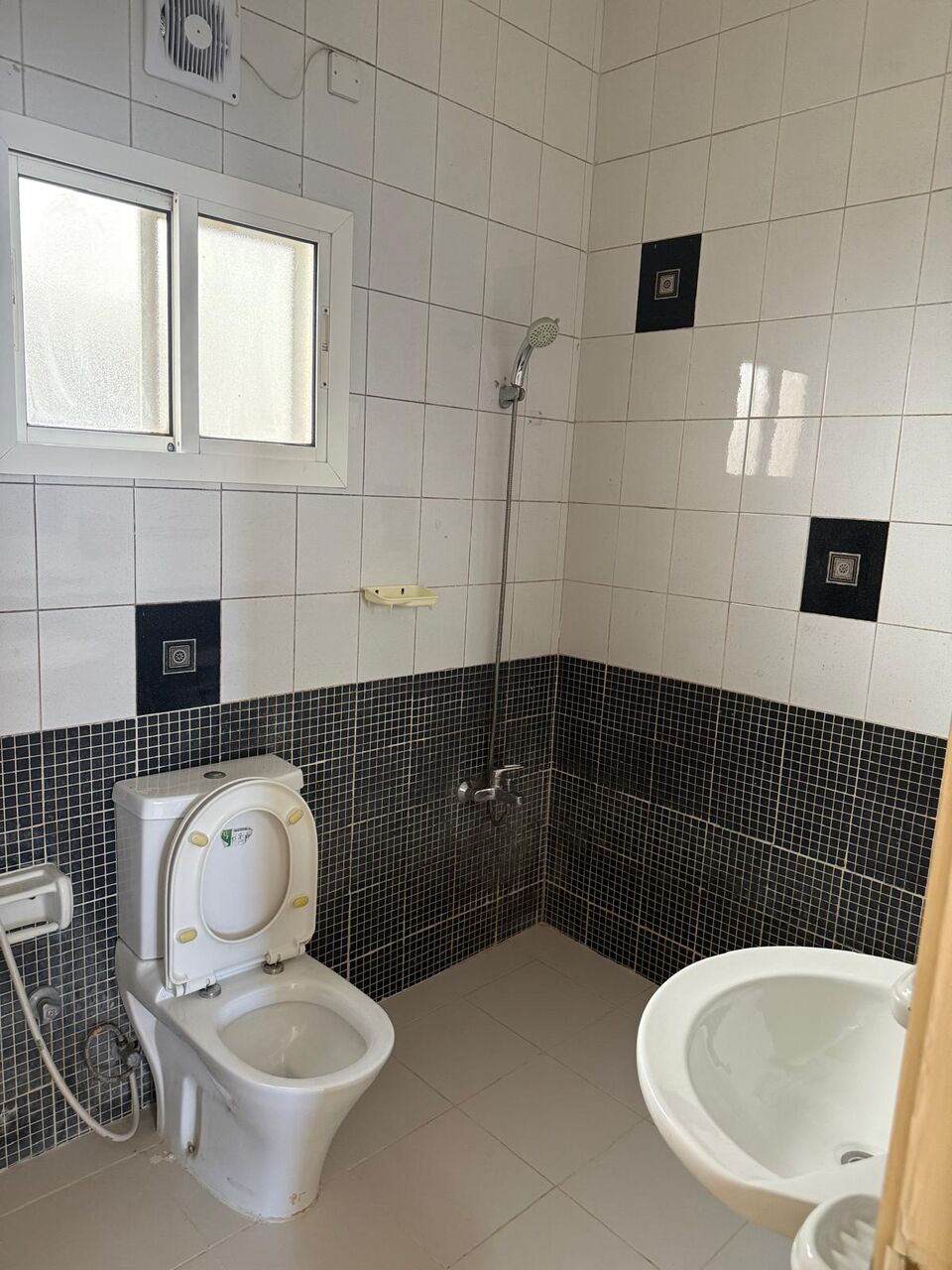 Salmaniya, Apartments, Flats, Houses & Villas, BHD 200/month,  2 BR,  2 Bedroom Unfurnished Flat For Rent Without Ewa