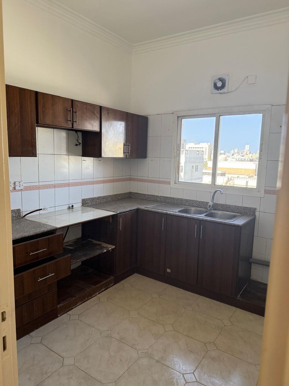 Salmaniya, Apartments, Flats, Houses & Villas, BHD 200/month,  2 BR,  2 Bedroom Unfurnished Flat For Rent Without Ewa