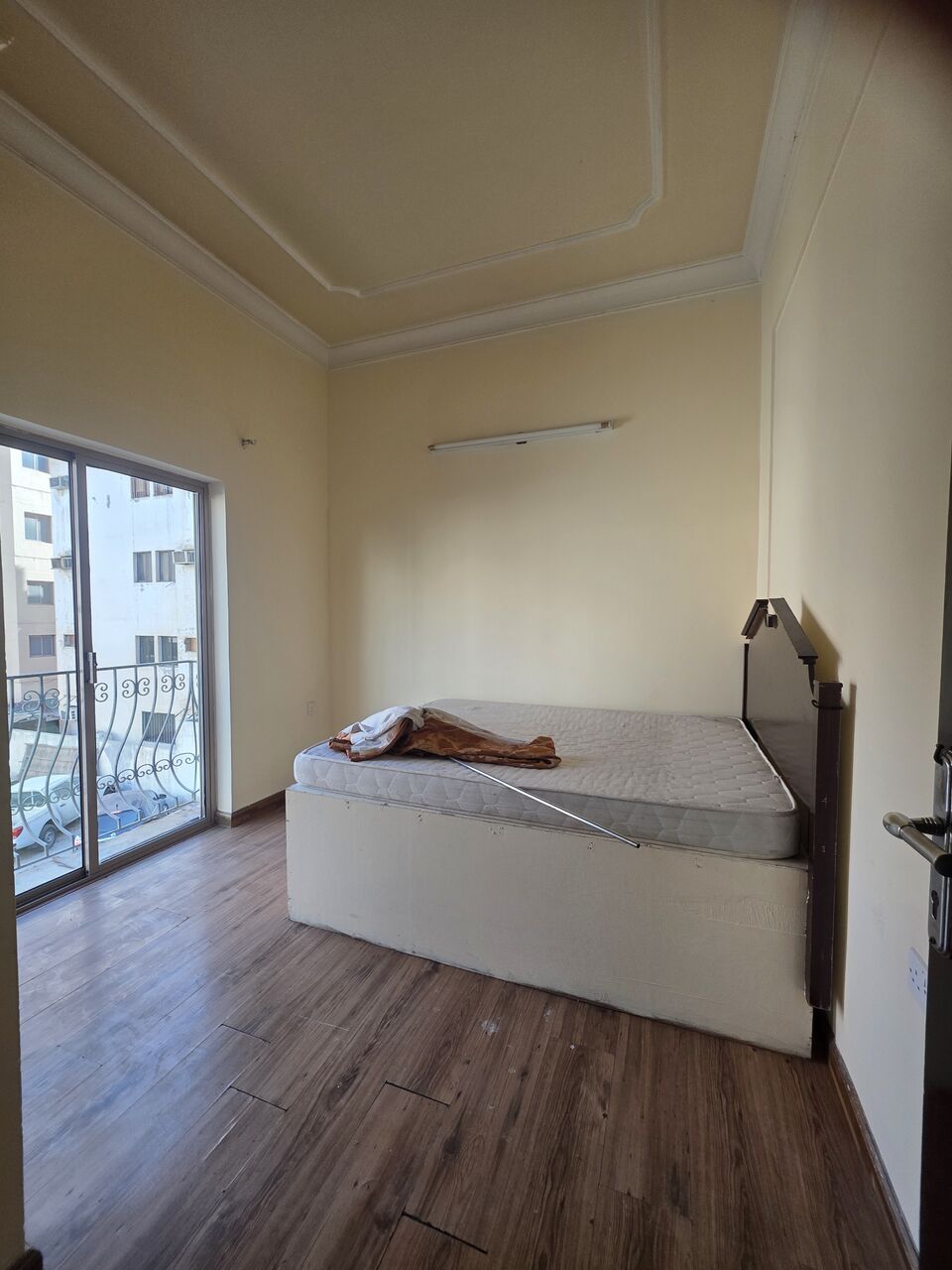 Hoora, Apartments, Flats, Houses & Villas, BHD 160/month,  1 BR,  Neet Semi Furnished 1 BHK Flat With Ewa @160/BD In Hoora