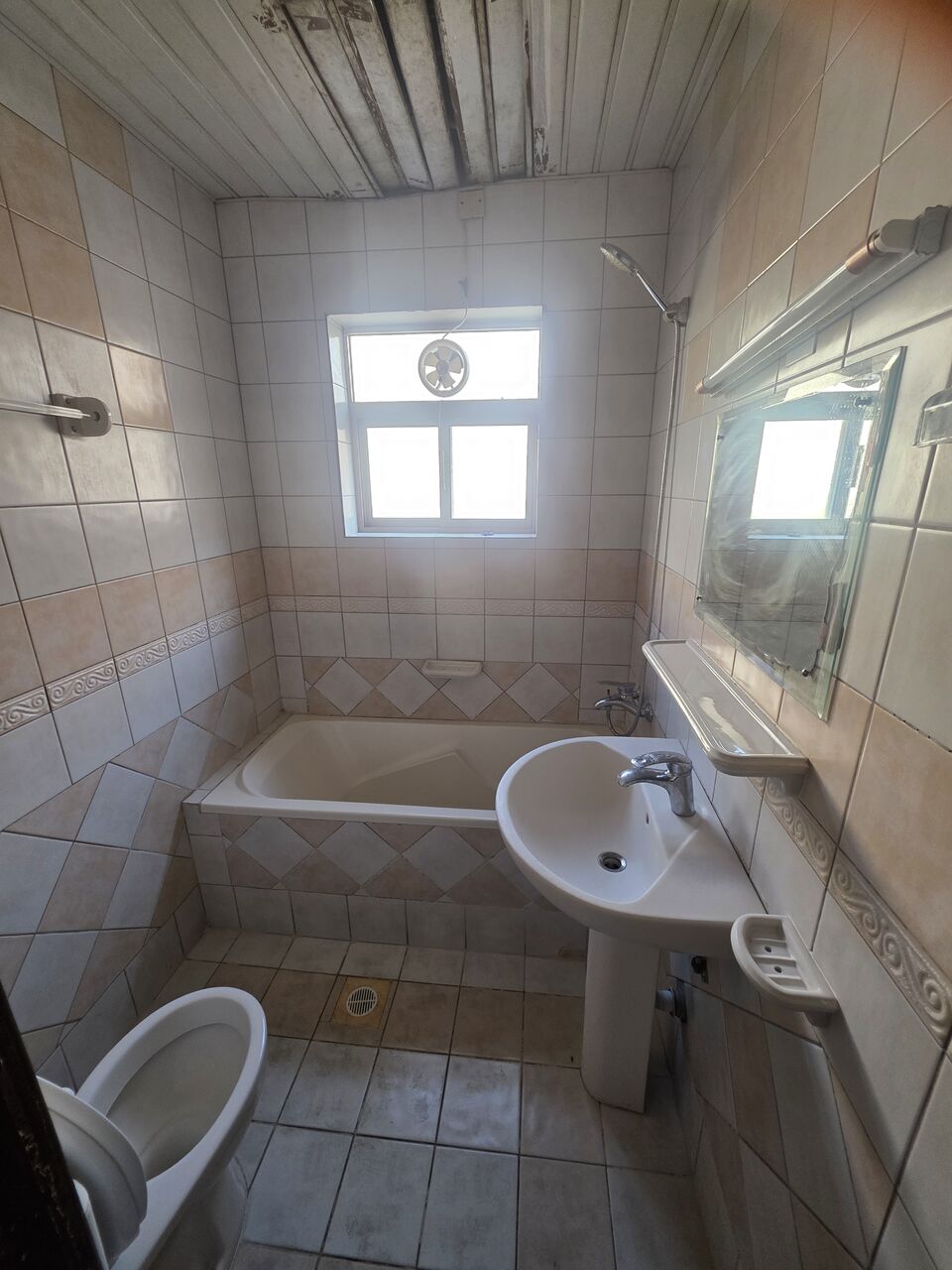 Hoora, Apartments, Flats, Houses & Villas, BHD 160/month,  1 BR,  Neet Semi Furnished 1 BHK Flat With Ewa @160/BD In Hoora