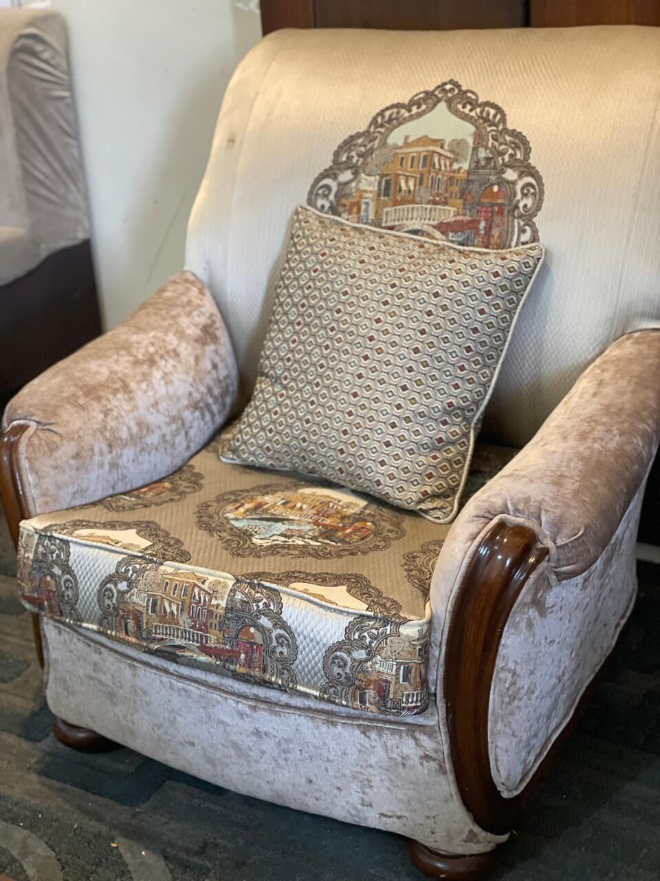 Jeddah, Furniture, SAR 350,  8 Seater Classic Upholstery Fabric Sofa With Center Table