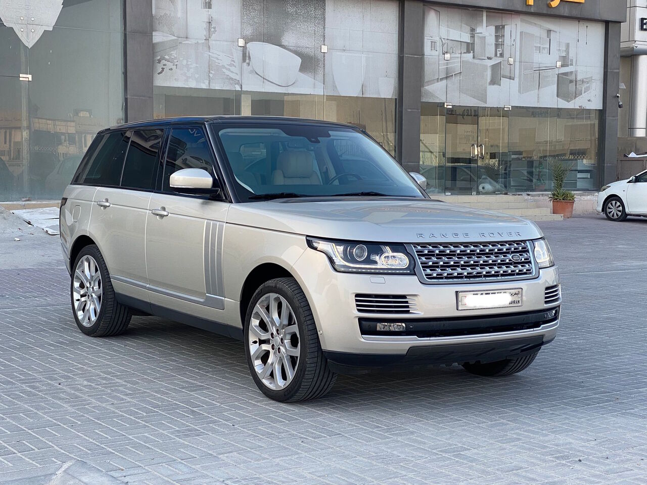 Manama, Vehicles, Cars & Trucks , BHD 8000,  Range Rover Vogue SE,  2014,  Automatic,  123500 KM,    (Gold)