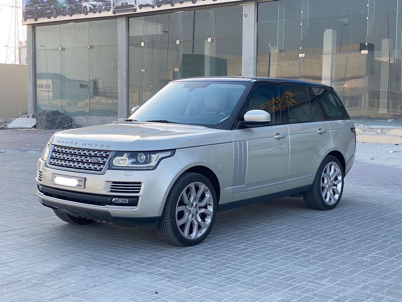 Manama, Vehicles, Cars & Trucks , BHD 8000,  Range Rover Vogue SE,  2014,  Automatic,  123500 KM,    (Gold)