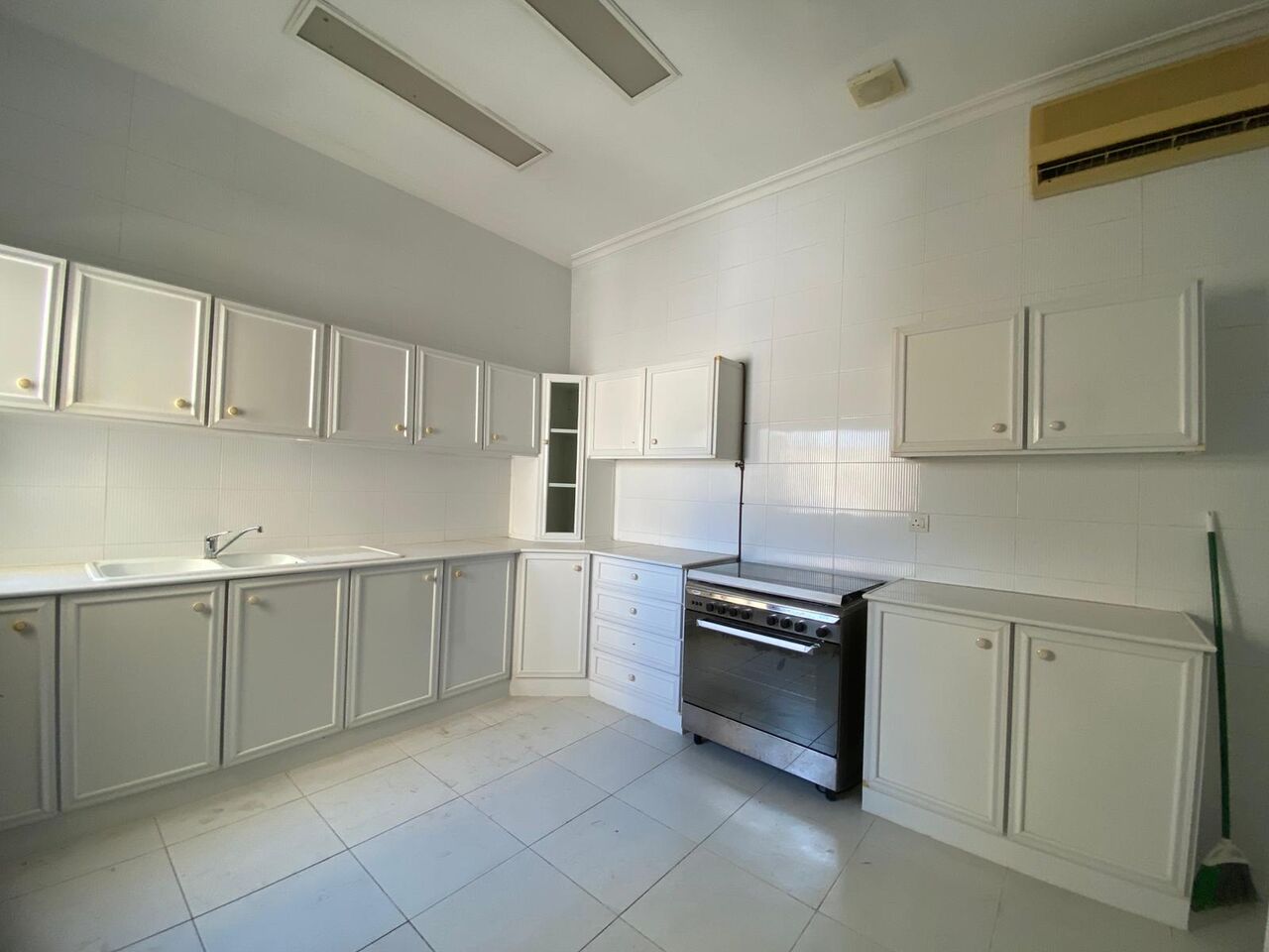 Adliya, Apartments, Flats, Houses & Villas, BHD 1000/month,  4 BR,  Adliya : 4 Bedroom Semi Furnished Villa With Private Pool