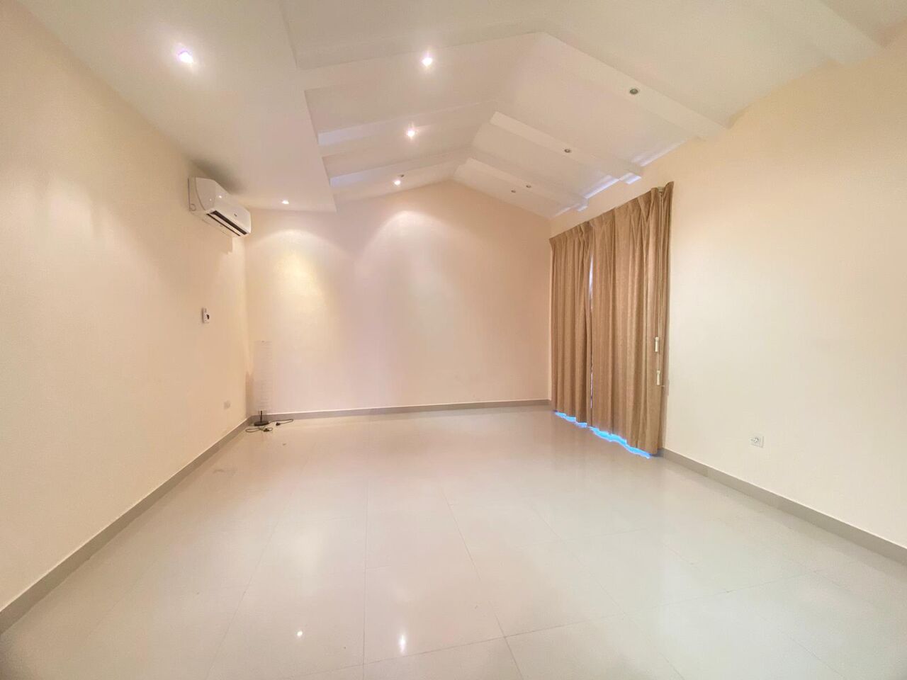 Adliya, Apartments, Flats, Houses & Villas, BHD 1000/month,  4 BR,  Adliya : 4 Bedroom Semi Furnished Villa With Private Pool