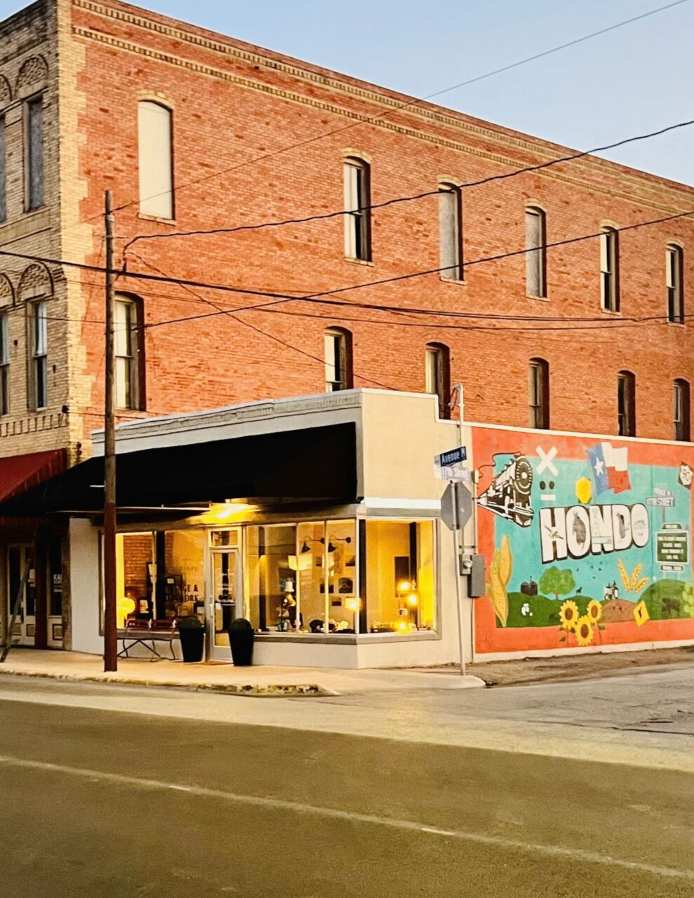 New York, Real Estate, Commercial Space For Lease Hondo -  Hondo Business Property