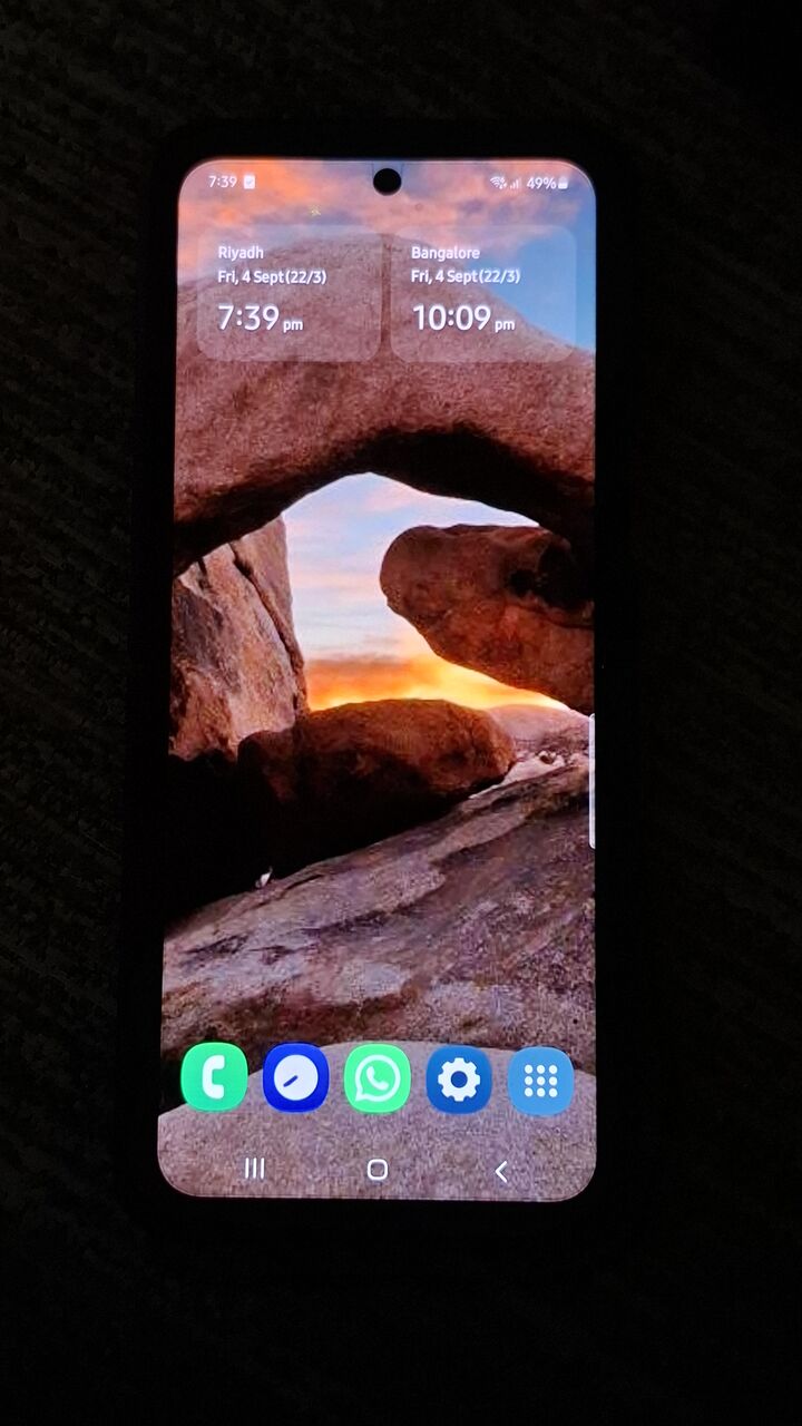 Riyadh, Mobile Phones, SAR 1500,  Samsung Galaxy Z Flip3  256 GB  8 GB RAM  Cream  5G  Qualcomm Snapdragon 888 (5G)