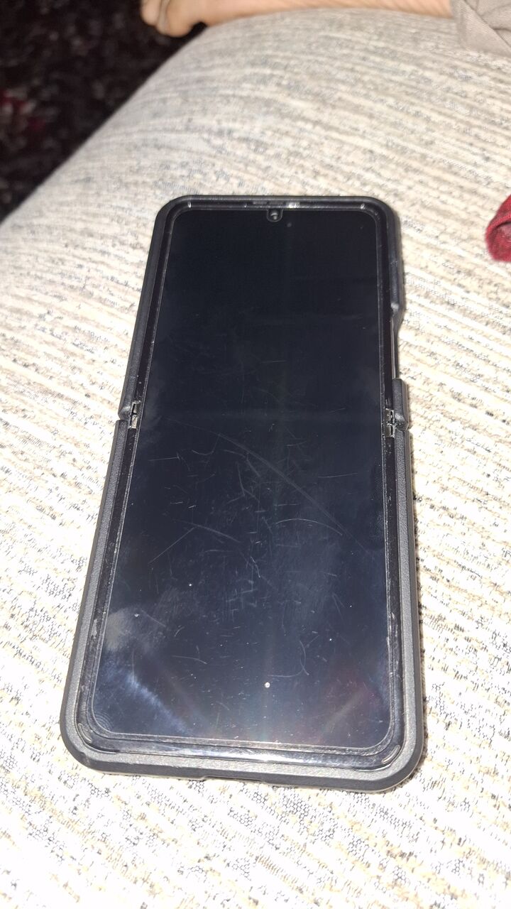 Riyadh, Mobile Phones, SAR 1500,  Samsung Galaxy Z Flip3  256 GB  8 GB RAM  Cream  5G  Qualcomm Snapdragon 888 (5G)