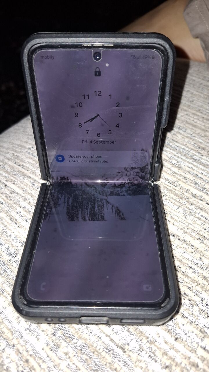 Riyadh, Mobile Phones, SAR 1500,  Samsung Galaxy Z Flip3  256 GB  8 GB RAM  Cream  5G  Qualcomm Snapdragon 888 (5G)
