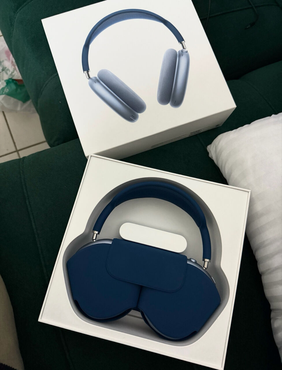 Jeddah, Mobile Phones, SAR 1200,  Airpods Max (2 Years Old)