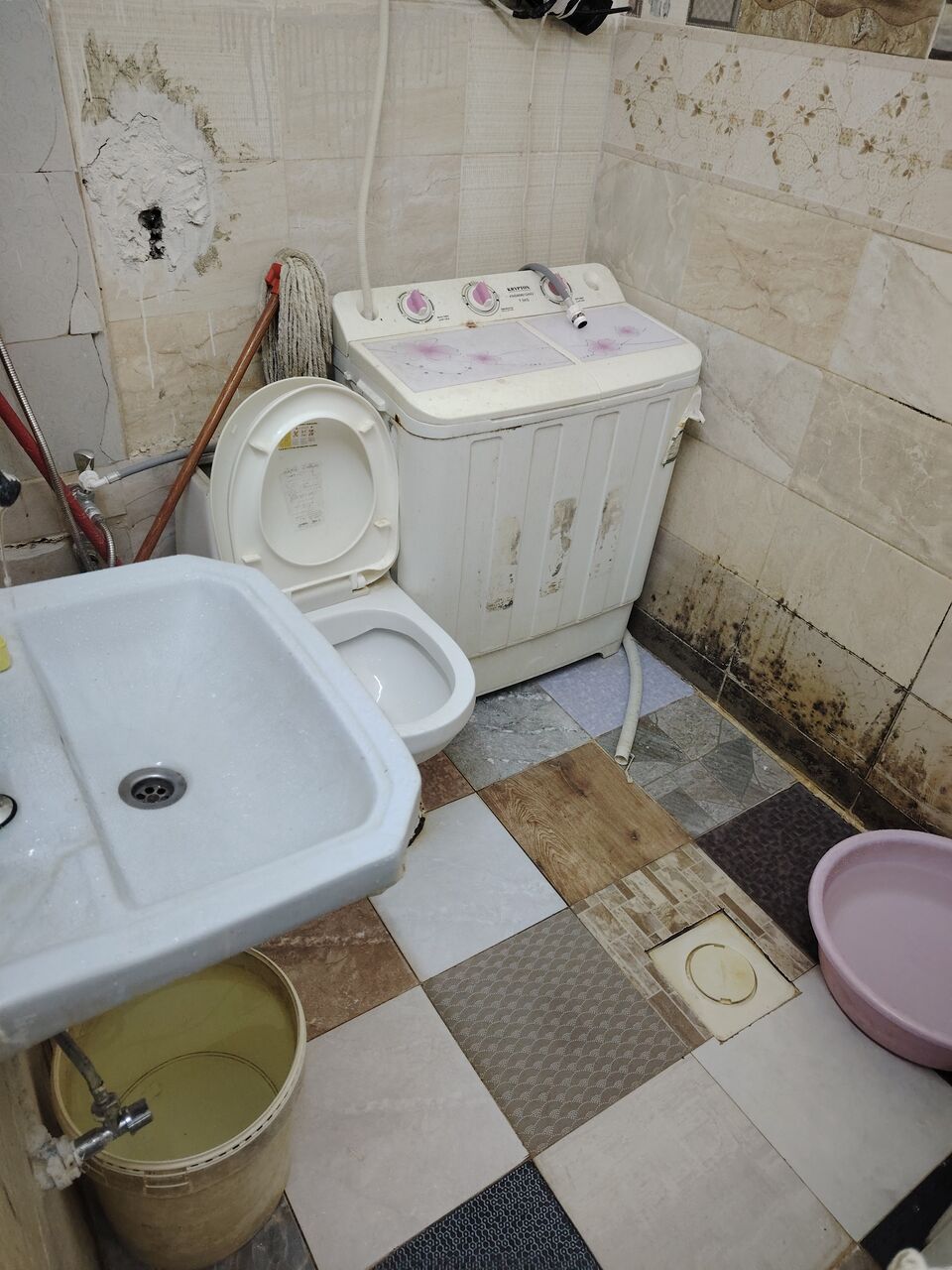 Riyadh, Apartments, Flats, Houses & Villas, SAR 450/month,  1 BR,  300 Sq. Feet,  Bed Space Available Near Batha Walking Distance