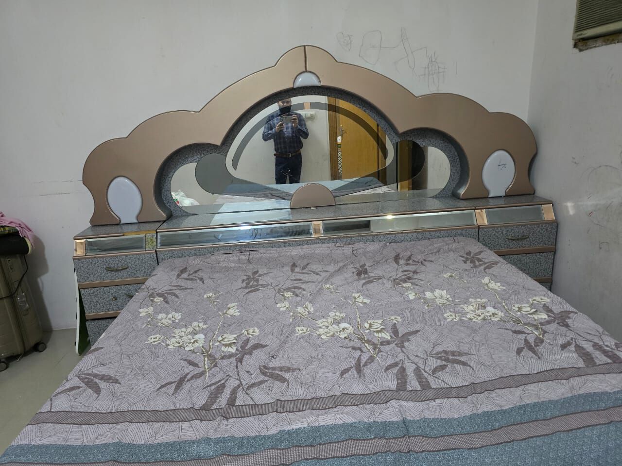 Al Thuqbah, Furniture, SAR 700,  King-size Bed  With Mattress