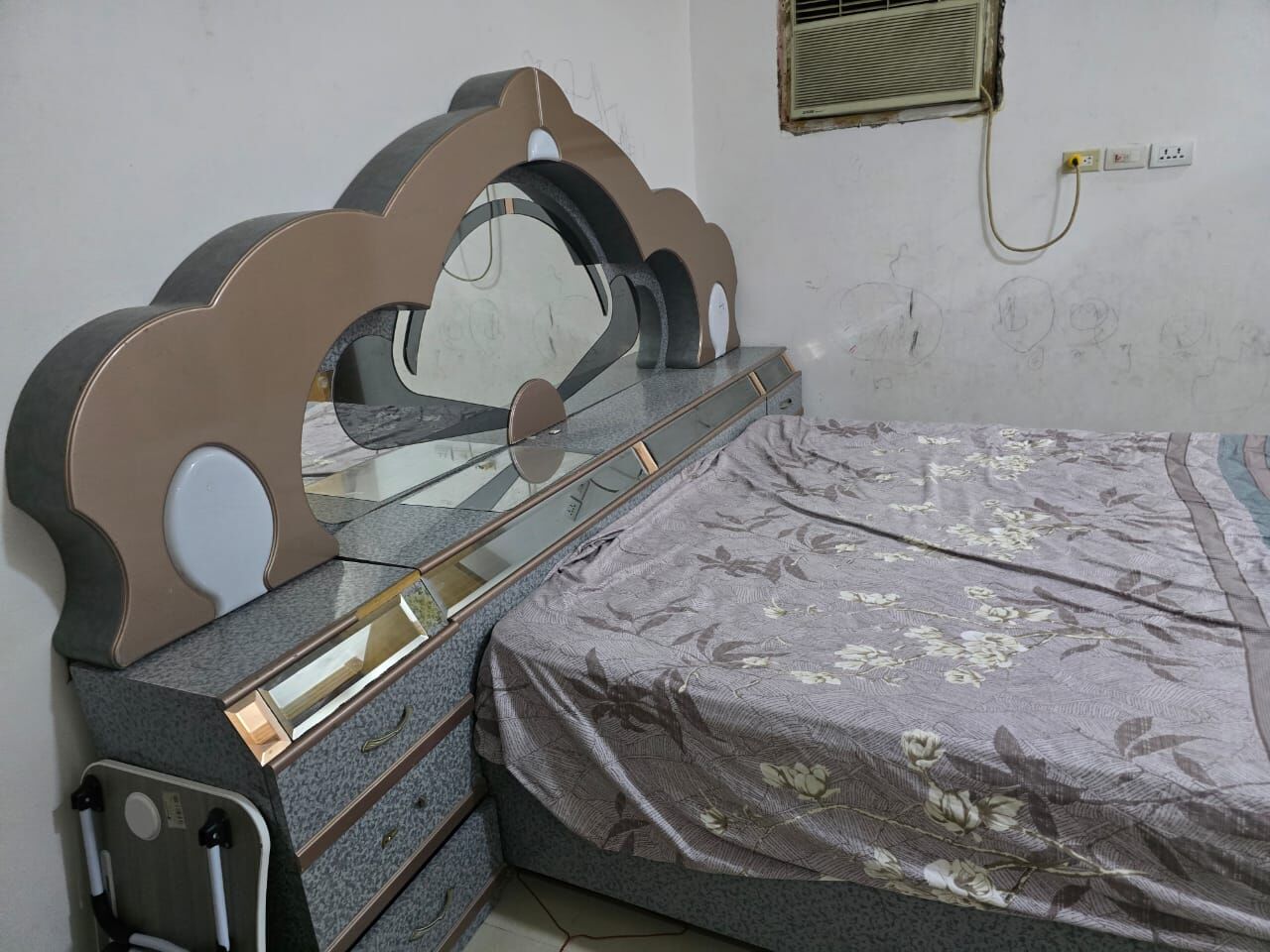 Al Thuqbah, Furniture, SAR 700,  King-size Bed  With Mattress