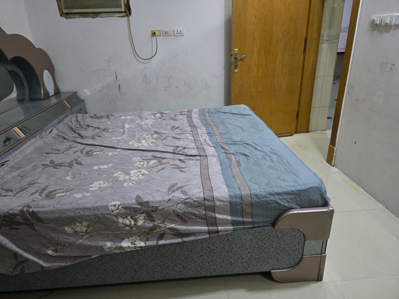 Al Thuqbah, Furniture, SAR 700,  King-size Bed  With Mattress