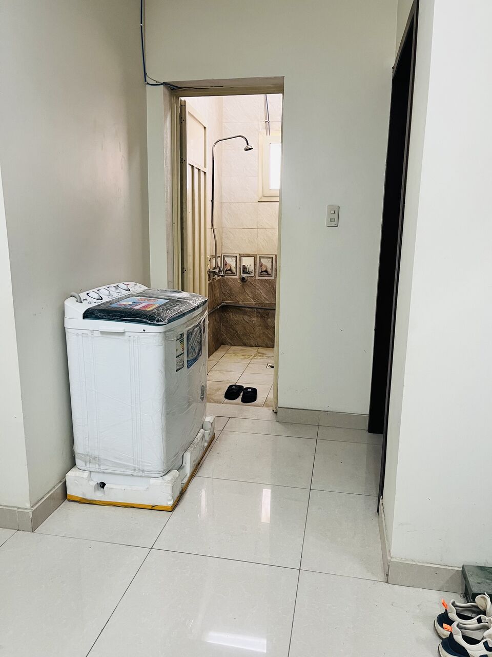 Al Thuqbah, Villas, SAR 850,  Furnished,  Room Available For One Executive Bachelor In Three BHK Apartment