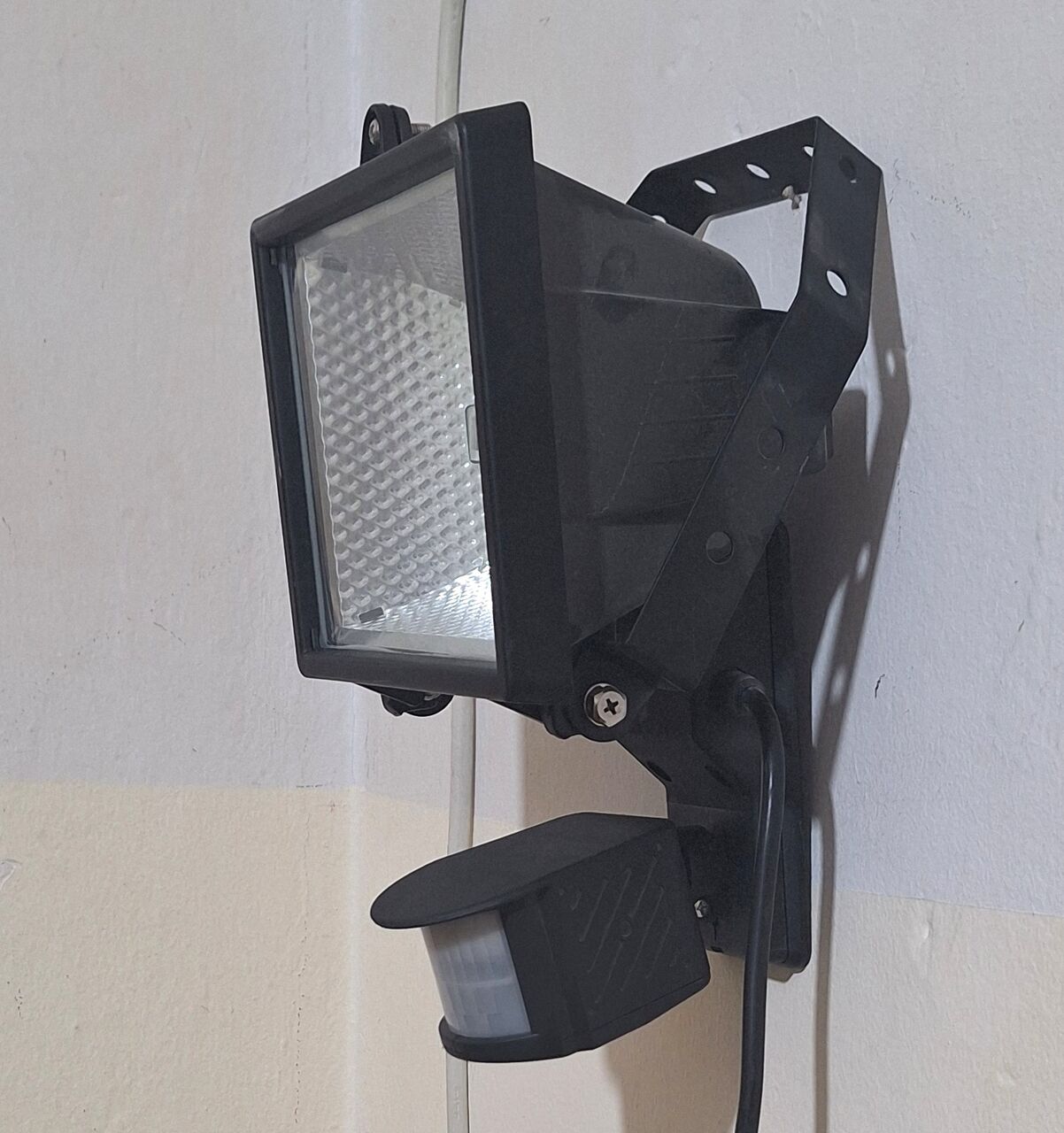 Riyadh, Appliances, SAR 70,  Halogen Flashlight..300W With Motion Sensor