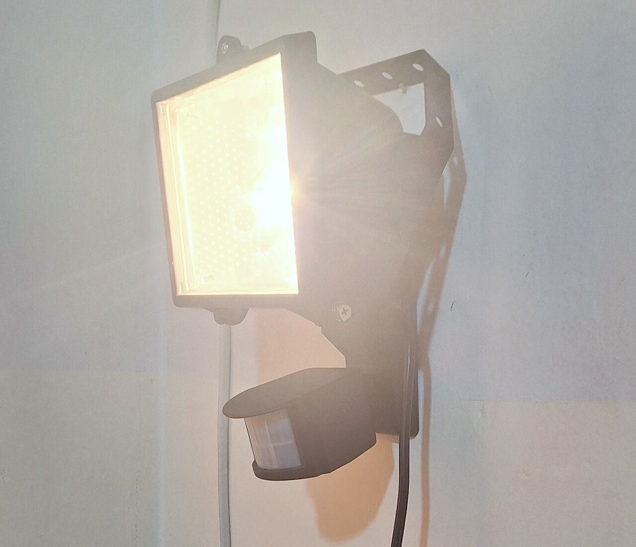 Riyadh, Appliances, SAR 70,  Halogen Flashlight..300W With Motion Sensor