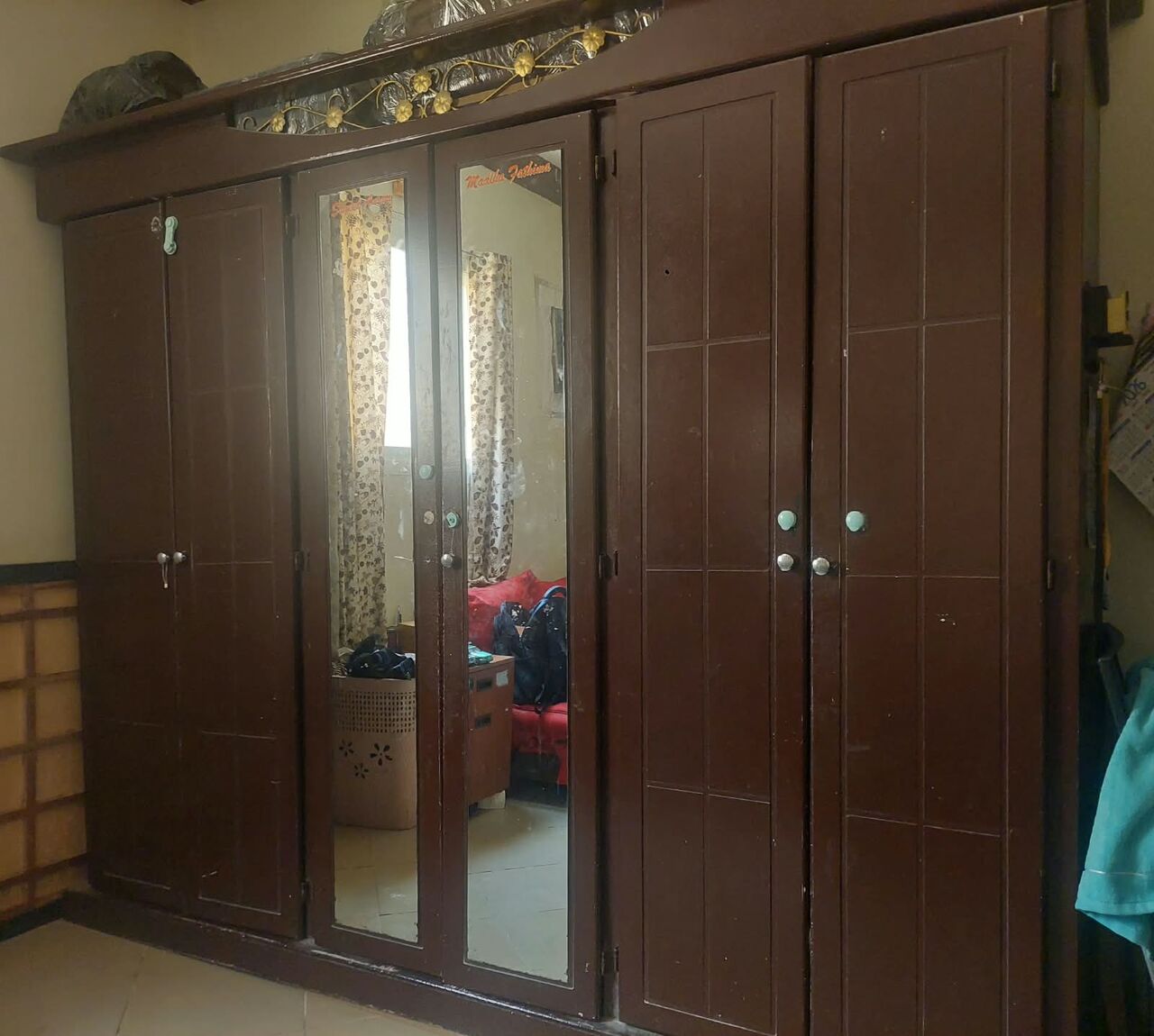 Riyadh, Household Items, SAR 200150,  SALE FOR SOFA SET AND WOODEN WARDROBE IN GOOD CONDITION