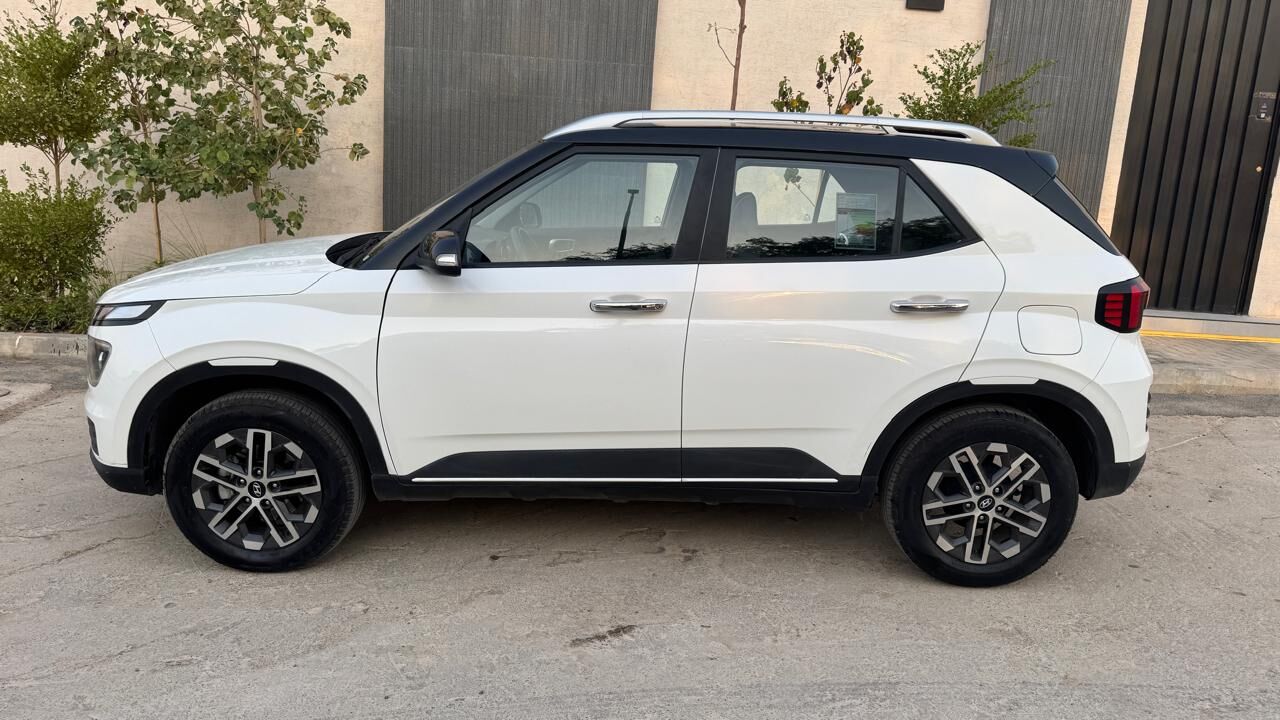 Riyadh, Vehicles, Cars & Trucks , SAR 43500,  Hyundai Venue,  2023,  Automatic,  71 KM,    – Full Option – Two‑Tone (Black & White) – For Sale