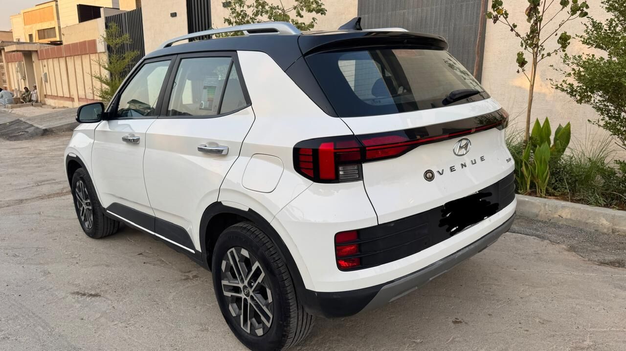 Riyadh, Vehicles, Cars & Trucks , SAR 43500,  Hyundai Venue,  2023,  Automatic,  71 KM,    – Full Option – Two‑Tone (Black & White) – For Sale