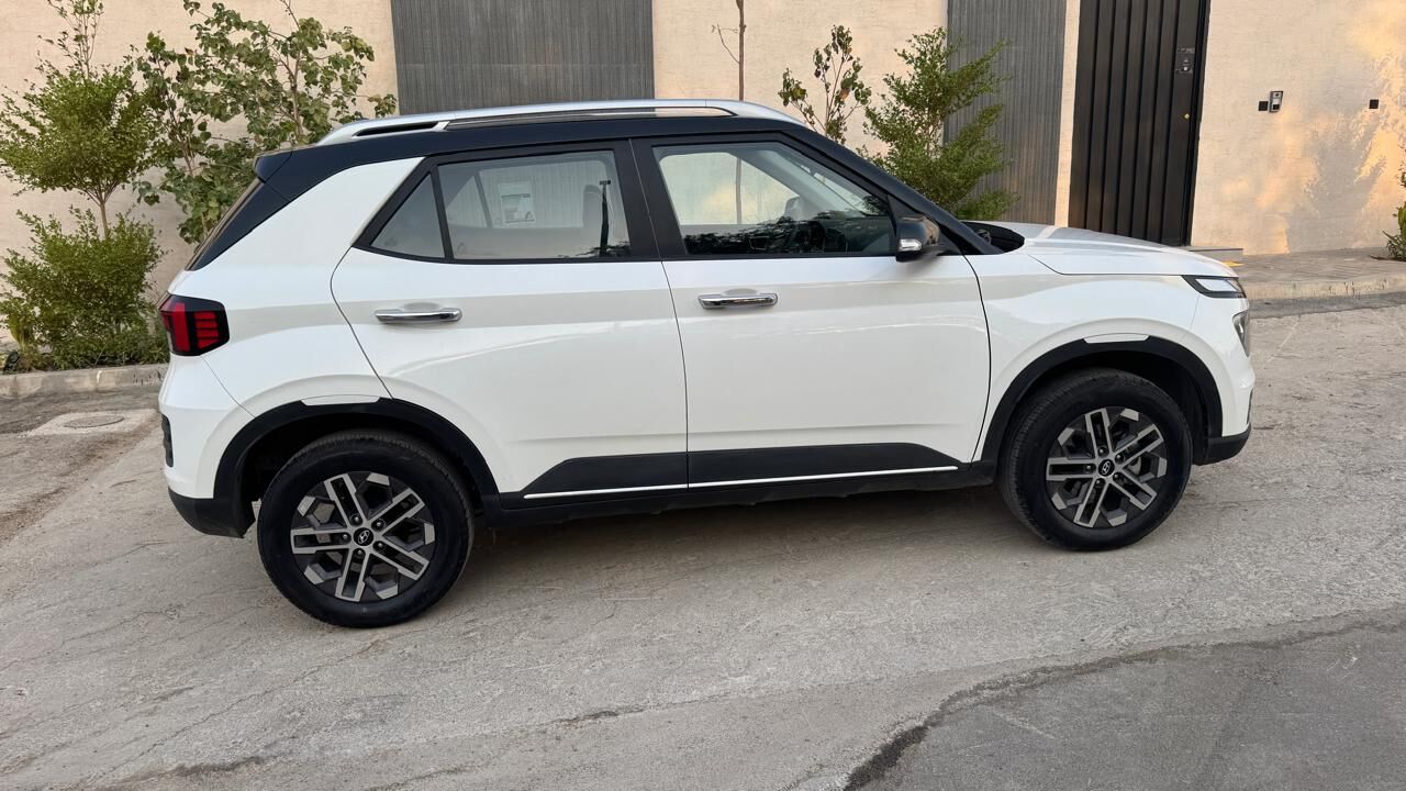 Riyadh, Vehicles, Cars & Trucks , SAR 43500,  Hyundai Venue,  2023,  Automatic,  71 KM,    – Full Option – Two‑Tone (Black & White) – For Sale