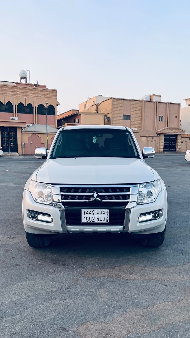 Riyadh, Vehicles, Cars & Trucks , SAR 40000,  Mitsubishi Pajero,  2015,  Automatic,  203000 KM,    3.5 GLS,,Single Owner