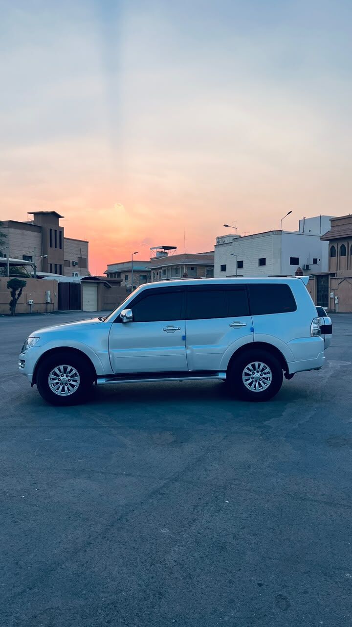 Riyadh, Vehicles, Cars & Trucks , SAR 40000,  Mitsubishi Pajero,  2015,  Automatic,  203000 KM,    3.5 GLS,,Single Owner