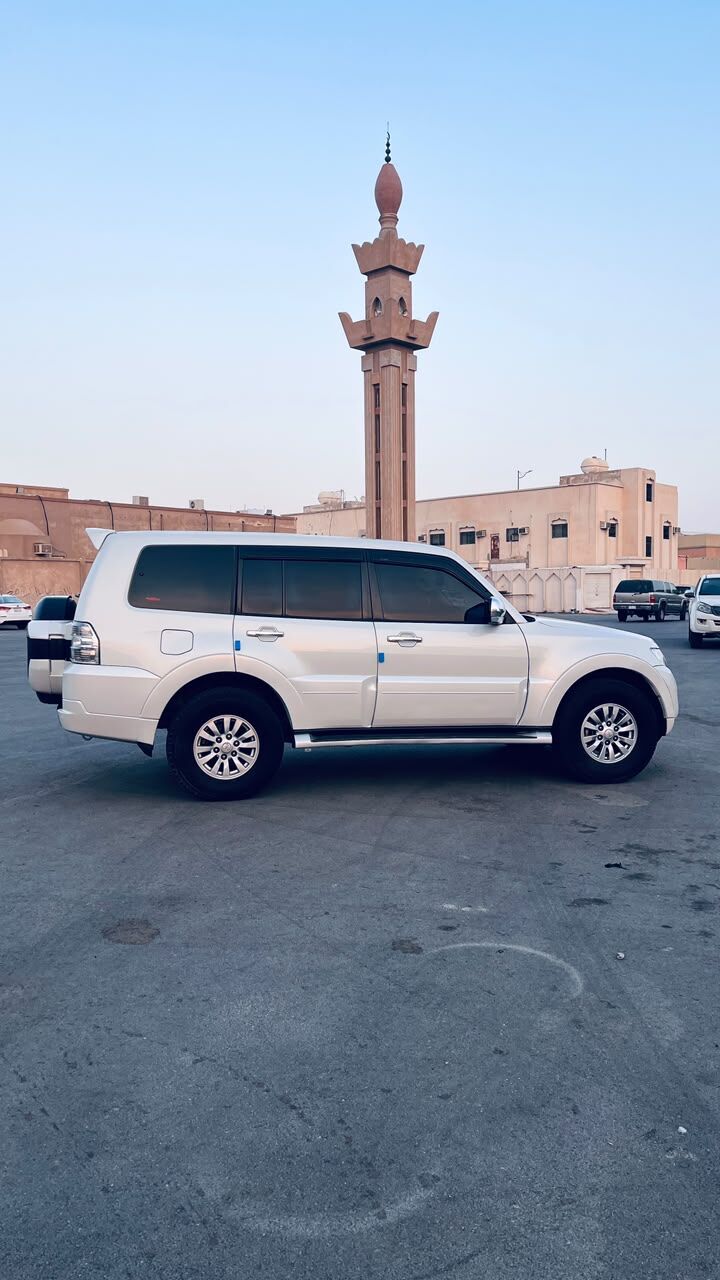 Riyadh, Vehicles, Cars & Trucks , SAR 40000,  Mitsubishi Pajero,  2015,  Automatic,  203000 KM,    3.5 GLS,,Single Owner