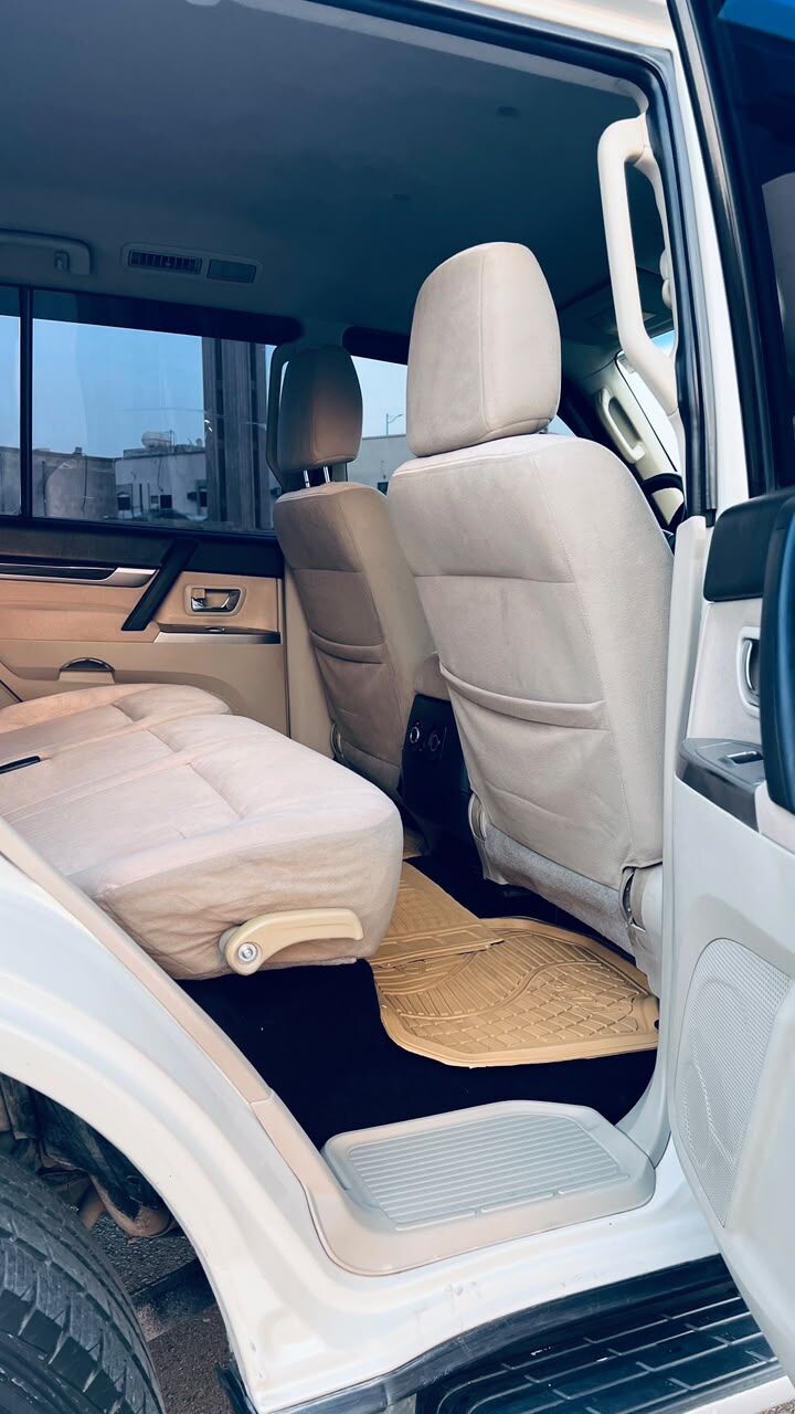 Riyadh, Vehicles, Cars & Trucks , SAR 40000,  Mitsubishi Pajero,  2015,  Automatic,  203000 KM,    3.5 GLS,,Single Owner