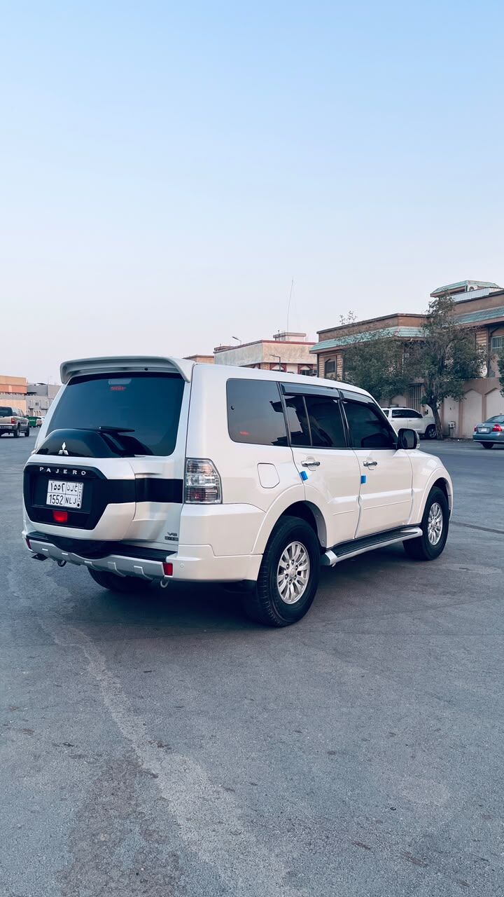 Riyadh, Vehicles, Cars & Trucks , SAR 40000,  Mitsubishi Pajero,  2015,  Automatic,  203000 KM,    3.5 GLS,,Single Owner