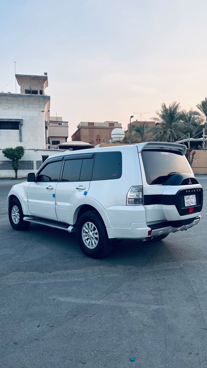 Riyadh, Vehicles, Cars & Trucks , SAR 40000,  Mitsubishi Pajero,  2015,  Automatic,  203000 KM,    3.5 GLS,,Single Owner