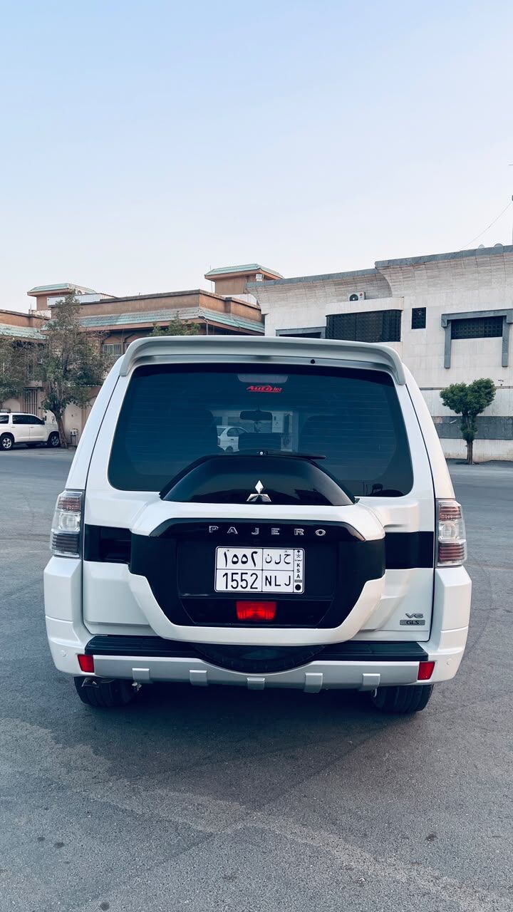 Riyadh, Vehicles, Cars & Trucks , SAR 40000,  Mitsubishi Pajero,  2015,  Automatic,  203000 KM,    3.5 GLS,,Single Owner