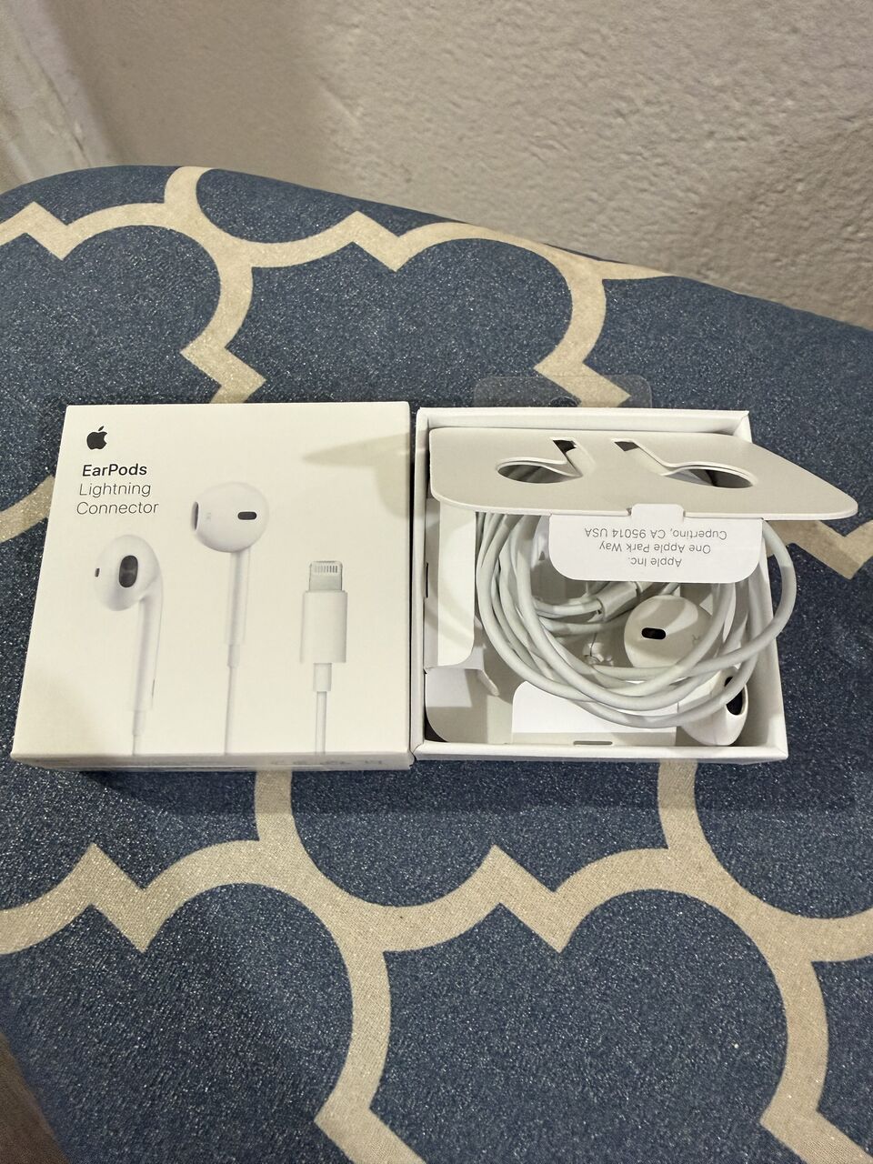 Jeddah, Mobile Phones, SAR 70,  Apple EarPods With Lightning Connector