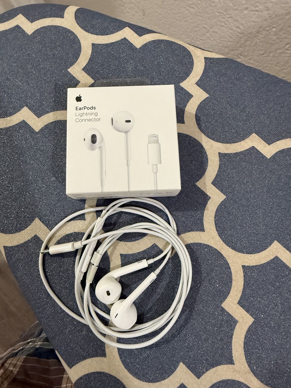 Jeddah, Mobile Phones, SAR 70,  Apple EarPods With Lightning Connector