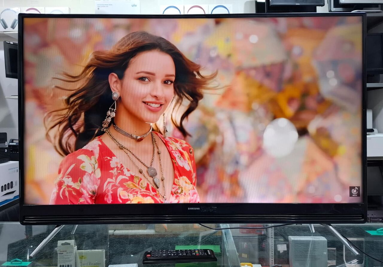 Manama, Computers, BHD 33,  Samsung 40" Smart LED TV With Original Remote Good Working (Price 33/-BD) Call: 34593559