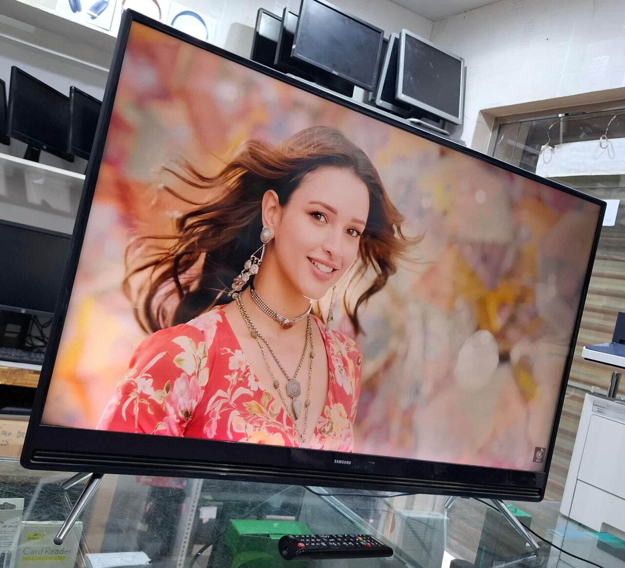 Manama, Computers, BHD 33,  Samsung 40" Smart LED TV With Original Remote Good Working (Price 33/-BD) Call: 34593559