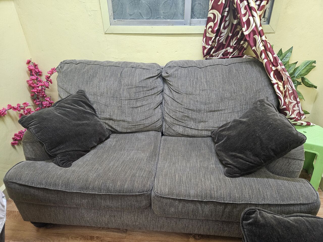 Dammam, Furniture, SAR 450,  Modern 5-Seater Sofa Set (3+2 Seater) Fabric Sofa - Excellent Condition (Dammam)