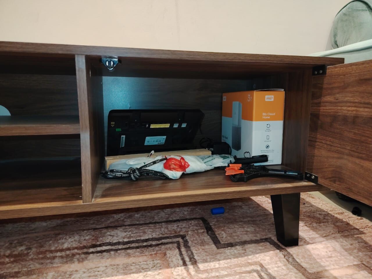 Umm Al Hamam, Furniture, SAR 200,  طاولة تلفزيون للبيع – بحالة جيدة