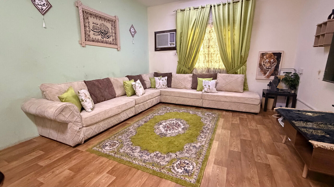 Jubail, Items Wanted, Air Fryer Sofa Set With Curtain Wall Hangings And Carpet