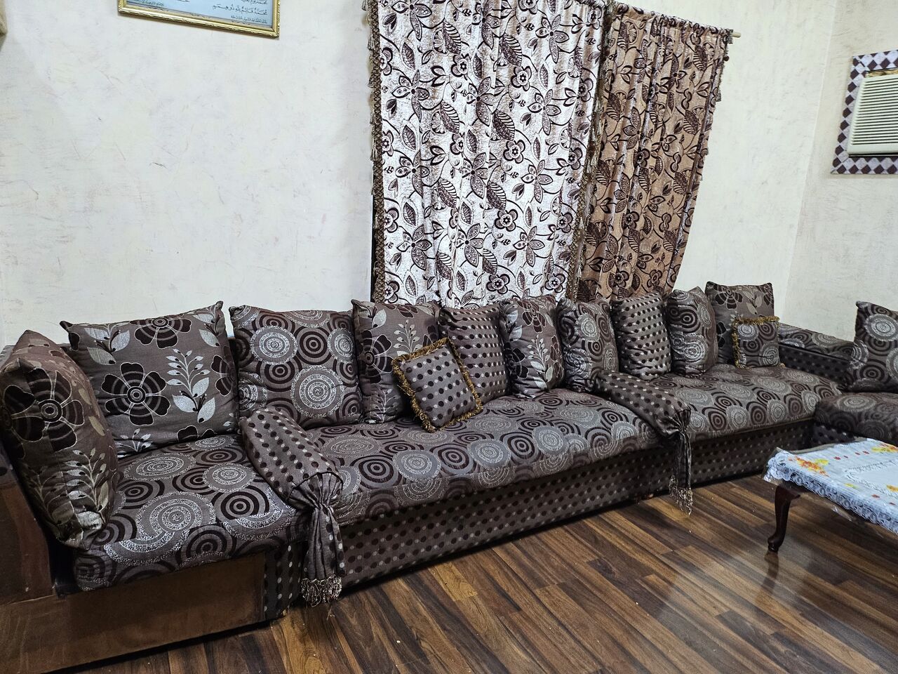 Jeddah, Furniture, SAR 450,  15 Seater Sofa Set With FREE CURTAINS AND CARPET