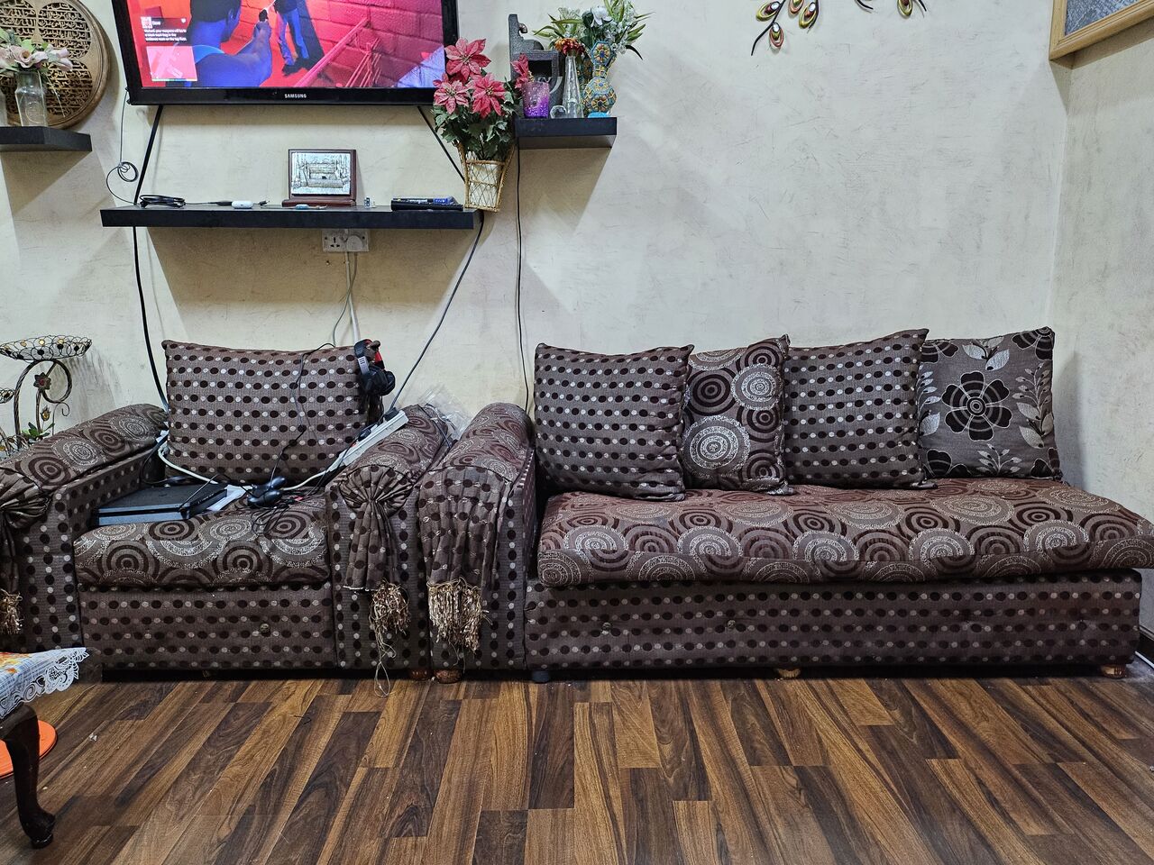 Jeddah, Furniture, SAR 450,  15 Seater Sofa Set With FREE CURTAINS AND CARPET