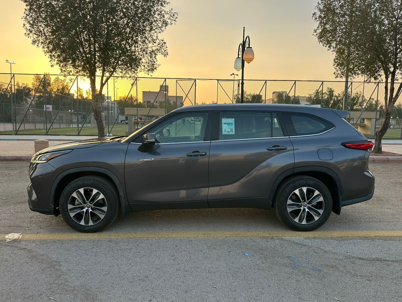 Riyadh, Vehicles, Cars & Trucks , SAR 125000,  Toyota Highlander Hybrid GLE,  2023,  Automatic,  71000 KM,    With Sunroof N Accident Free Car For Sales