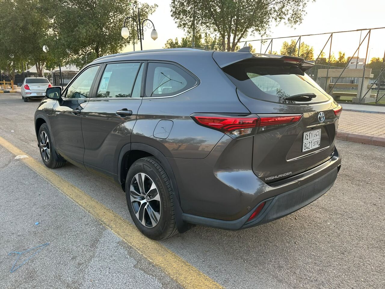 Riyadh, Vehicles, Cars & Trucks , SAR 125000,  Toyota Highlander Hybrid GLE,  2023,  Automatic,  71000 KM,    With Sunroof N Accident Free Car For Sales