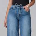 Raw Hem Jeans: Chic Light Wash Slim Fit Denim Style