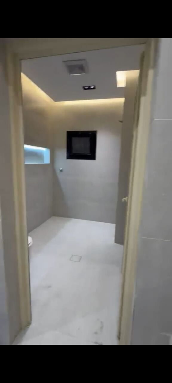Al Naeem, Apartments, Flats, Houses & Villas, SAR 40000/year,  3 BR,  Family Apartment With First Floor Speciouse And Very Large House Well Maintain