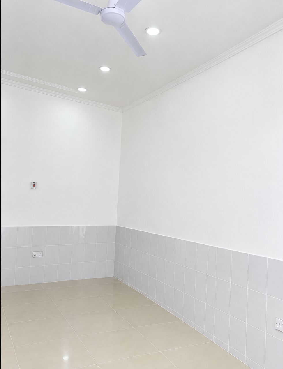 Jidhafs, Shops, BHD 100,  For Rent: Shop In Jidhafs Near Al Hashimi Mall.