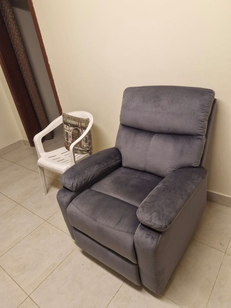 Riyadh, Furniture, SAR 550,  Premium Single-Seater Recliner &ndash; New (Barely Used), Excellent Condition